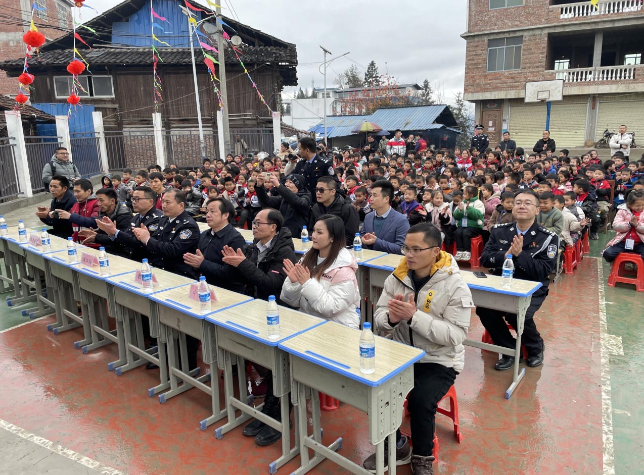 “少年强则国强” 乐鱼(中国)leyu·官方网页版,为广西三江岑牙小学捐资助建